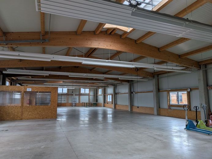 Produktions- und Lagerhalle zu vermieten – Übersicht Halle