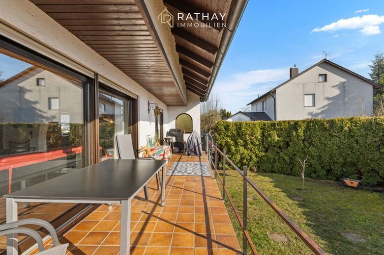 Einfamilienhaus mit Entwicklungspotenzial in ruhiger Wohnlage und bester Anbindung – Terrasse