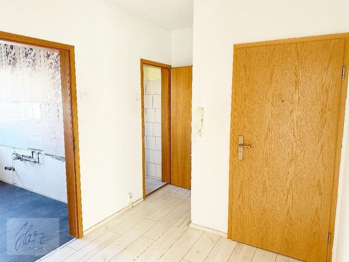 *** IHR NEUES ZUHAUSE WARTET - 3-RAUM-WOHNUNG IN ZEITHAIN MIT RENOVIERUNGSVORTEIL ZUR MIETE! *** – Flurbereich mit Blick Richtung Küche und Badezimmer