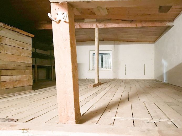 Garage mit Werkbank und eigenem Zugang! – Dachbodenlager