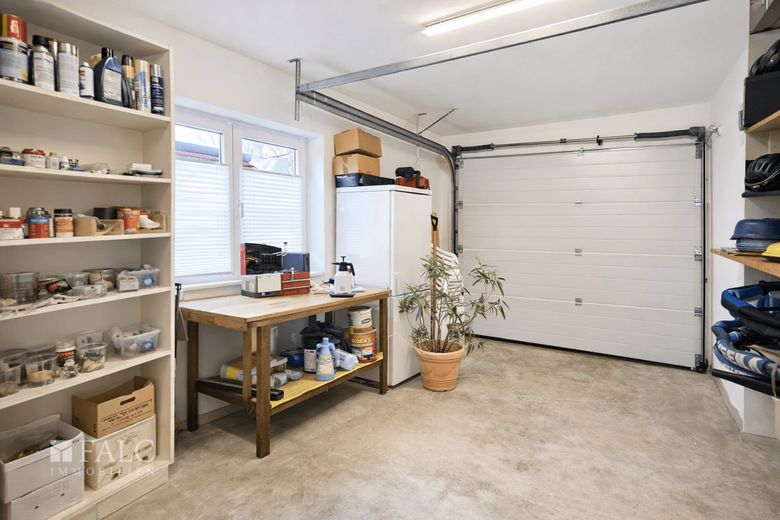 Exklusives Anwesen mit Innenpool, Galerie und unverbaubarem Naturpanorama – Garage mit Zugang EG