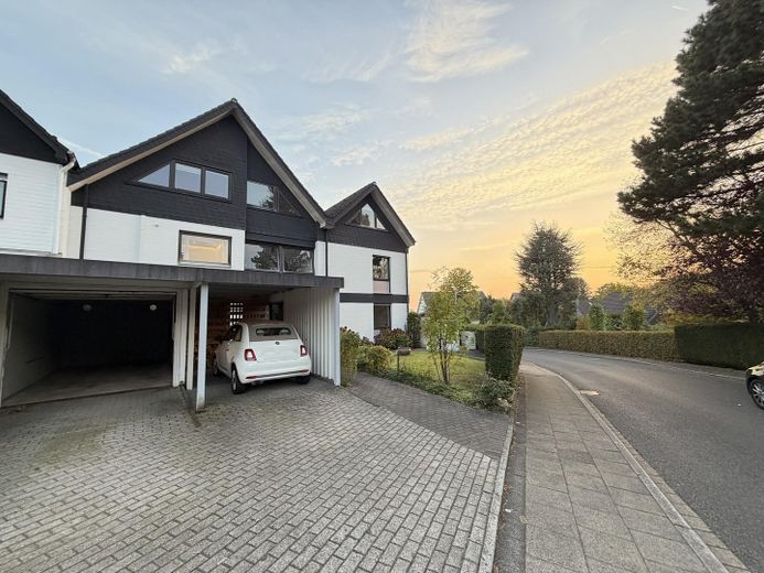 Straßenansicht - Garage