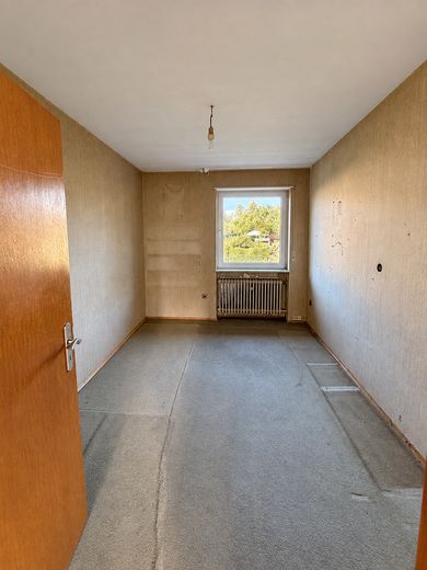 Bungalow indipendente su 669 m² · posizione ai margini del ruscello e dei campi · potenziale eccezionale! – Gästezimmer IST