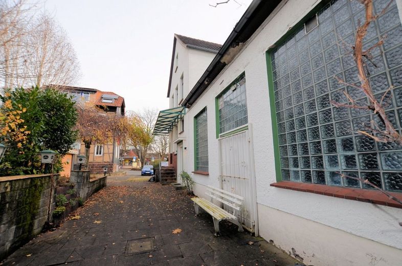 ** PREISREDUZIERUNG ** Wohn- und Geschäftshaus mit Gaststätte, Wohnung und Garagen in zentraler Lage – Wohn- und Geschäftshaus - Dassel - Heise Immobilien
