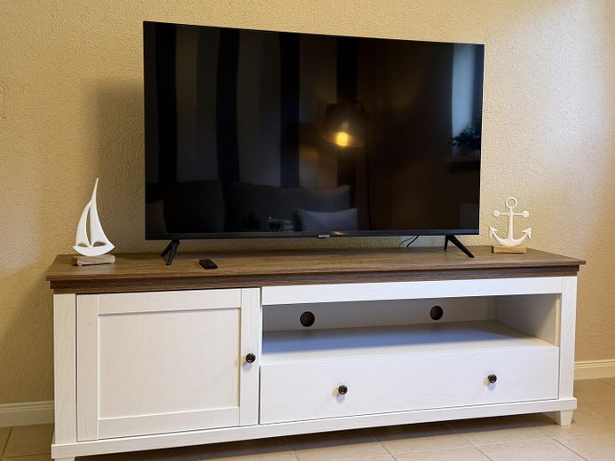 Paket kira ile geçici ikamet için tamamen yenilenmiş, tam donanımlı bodrum katı dairesi – Wohnzimmer