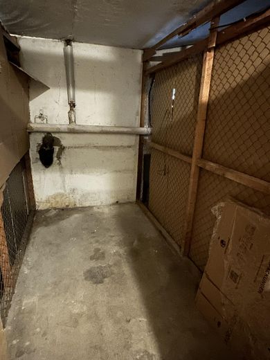 Helle 3,5-Zimmer-Wohnung mit Küche, Balkon & Stellplatz – Keller