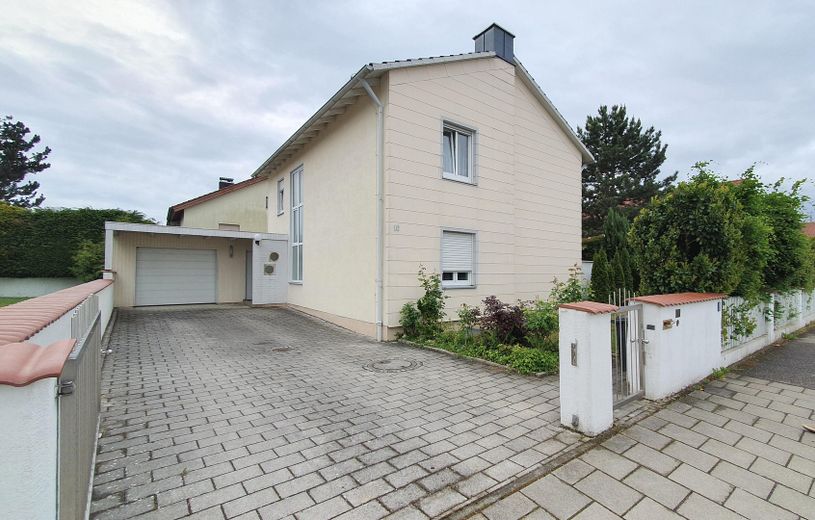 Casa unifamiliare dalla distribuzione perfetta, molto luminosa, con ampio giardino – Außenansicht von Straße aus