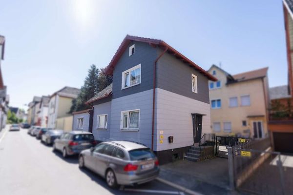 Sofort einziehen! - Ihr eigenes Haus mit kleinem Hof in Neustadt!
