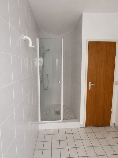Renovated 3-room apartment with open living concept, panoramic views and garage – Dusche