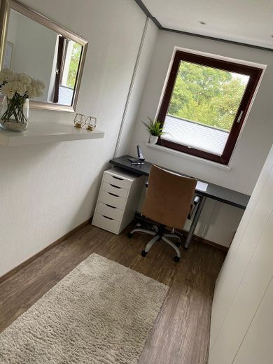 Modern renovated 3.5-room apartment with balcony, garage & fitted kitchen | Owner-occupiers or approx. 6% yield – Büro