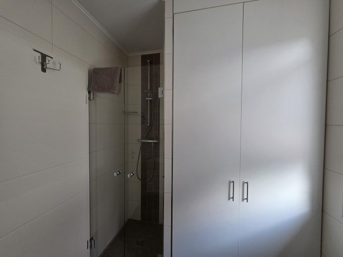 Zwei Wochenend Häuser an der Thülsfelder Talsperre – Bad EG/ Dusche, Geräteschrank 