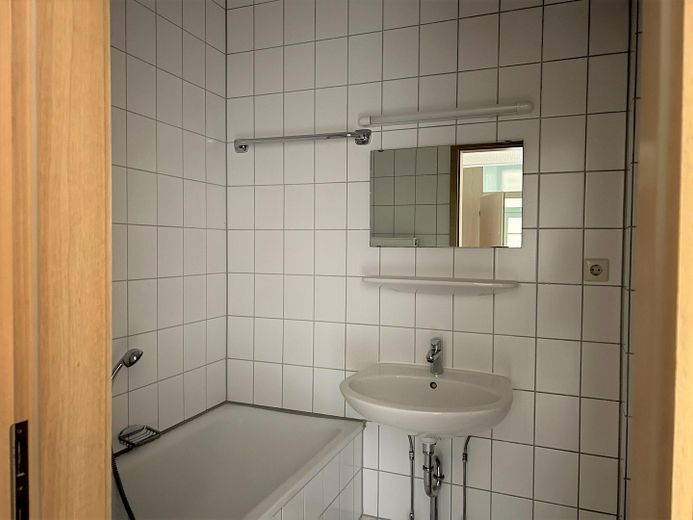 Helle Dachgeschosswohnung in der schönen Oststadt – Bad mit Badewanne