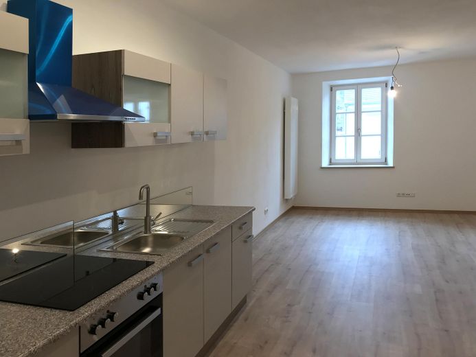 Sanierte 2-Zi-Altbauwohnung mit Einbauküche in Bogen Zentrum (1003) – Küche / Wohnen
