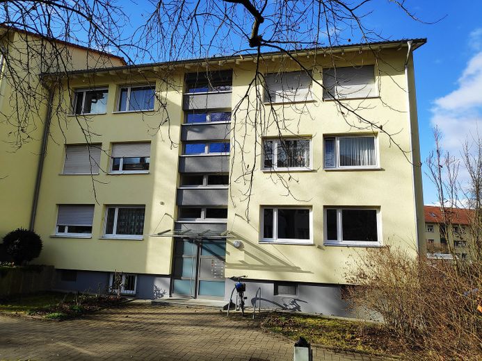 Appartamento al piano rialzato a Neuhausen, 3 1/2 locali, completamente ristrutturato, cucina componibile, Internet 1 Gb/s, 800 m fino alla S-Bahn – Foto 1