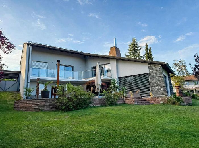 Architect-designed villa with a dream view in a prime location in Hof – Ansicht von Süden
