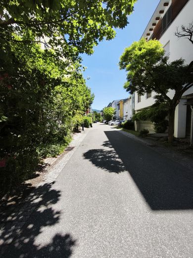 Appartamento per famiglie di rara bellezza – balcone esposto a sud-ovest, 2 bagni e posizione tranquilla di prim’ordine a Freiburg-Vauban – Ruhige sichere Privatstraße 