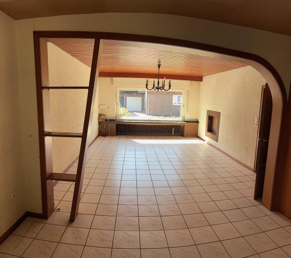Bungalow mit großer Doppelgarage in ruhiger, zentraler Lage auf tollem Grundstück – Wohnzimmer