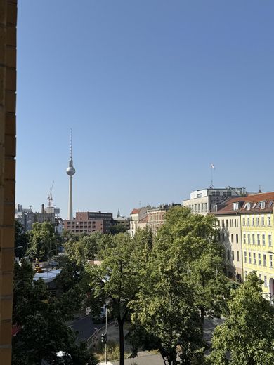 ऐतिहासिक इमारत में लॉफ्ट शैली वाला अनूठा अपार्टमेंट – Blick vom Küchenfenster