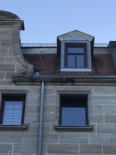 Light-filled old building apartment (5 rooms) by the city park - 4 spacious bedrooms and separate living room – Aussenansicht Details