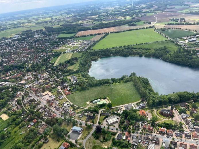 Seegrundstück LK Cuxhaven ca. 970 m² 1. Reihe, Panorama-Seeblick, 1a-Lage von 21745 Hemmoor – Luftbild Kreidesee