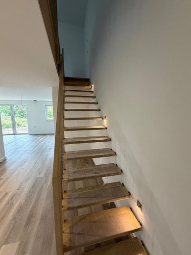 2026’da ilk kez oturuma hazır: Magdeburg’un güneyinde ikiz evin yarısı – bahçe, şömine, ısı pompası, 150 m², A+ – Beleuchtete Treppe