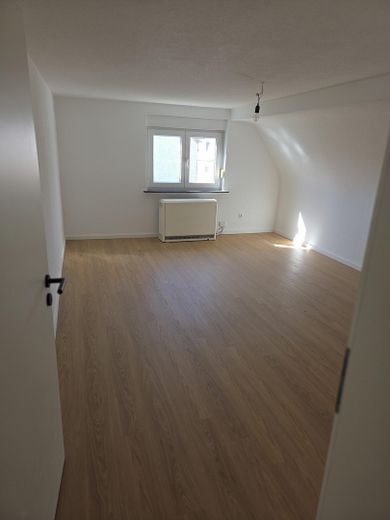 Щойно відремонтована: 4-кімнатна квартира площею близько 93 м² — кухня та паркомісце включені – Wohnzimmer Fenster Ansicht