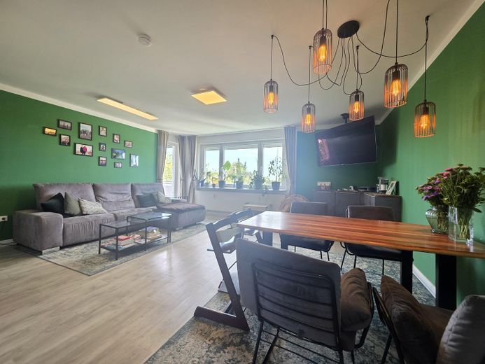 Bremen Neustadt’ın çatılarının üzerinde yaşam – gün batımları sunan modernize edilmiş 4 odalı daire! – Wohnzimmer II