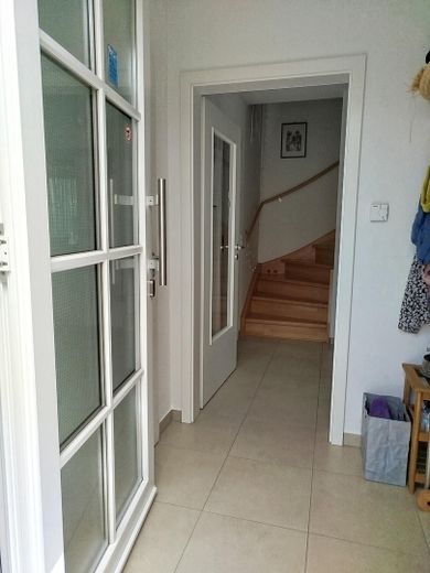 Family-friendly modern semi-detached house in a quiet development on the Havel – Eingang, Blick zur Treppe