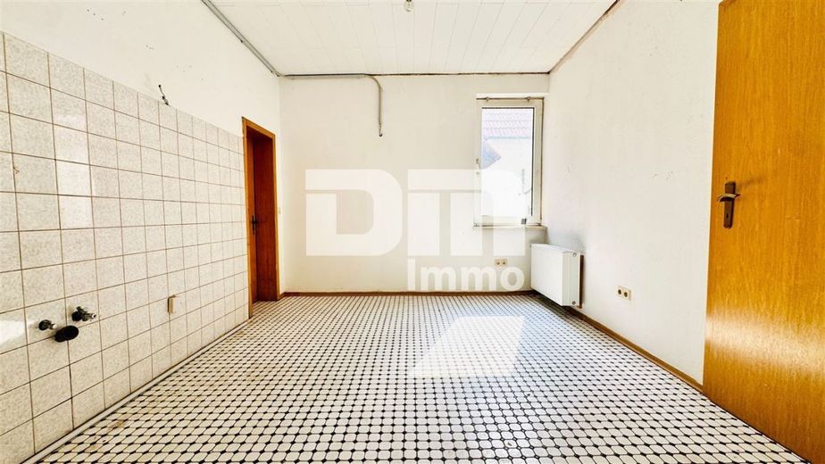 Einzigartiges Immobilien-Ensemble: Zwei Wohnhäuser MFH + EFH mit Halle auf ca. 5.300 m² Grundstück – Haus 2 EG Küche