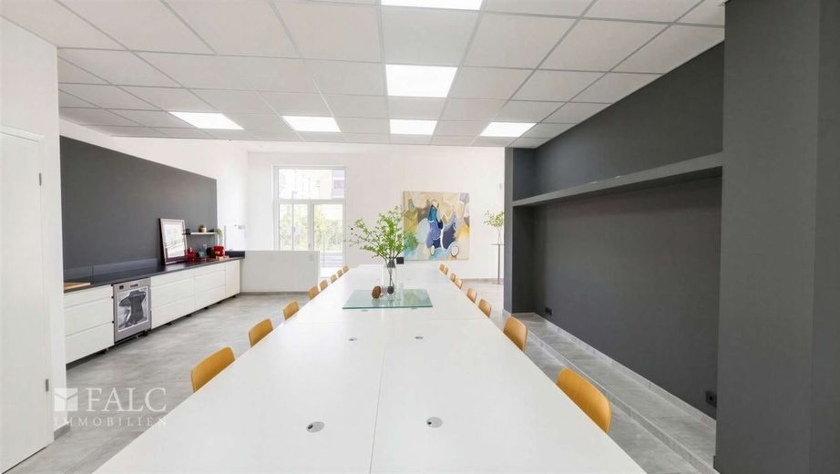 Gastro-Highlight Köln-Rodenkirchen: Neubau-Ecklage mit 90 m² Sonnenterrasse, sofort verfügbar – Konferenzraum / Küche