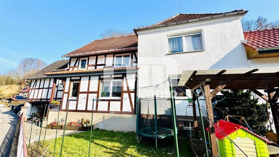 Charmantes Raumwunder in Birkenfelde: Historisches Fachwerk trifft auf solide Moderne – Frontansicht / Gartenbereich