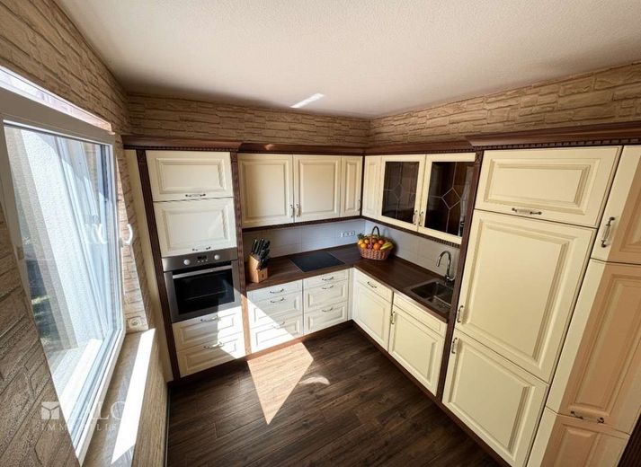 Seltenes EFH-Angebot in Biesdorf: Bj. 2015, Indoor-Pool, Sauna, PV-Speicher - jetzt 675.000 EUR – Küche EG