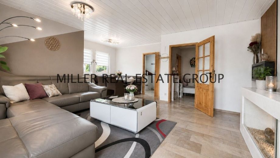 Privates Wohnresort in Altmannstein-Pondorf: Exklusives Einfamilienhaus mit Pool, Sauna, Grillkota, PV-Anlage, Speicher &amp; großer Südwest-Terrasse! – Wohn-Essbereich