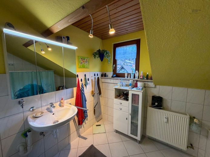 Ruhige 3-Zimmer-Dachgeschosswohnung mit Balkon &amp; Carport - Kapitalanlage mit Potenzial – Bad