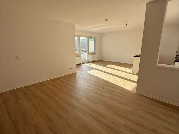 frisch renovierte 4-Zi-Whg mit EBK, Balkon, Gäste-WC – Foto 1