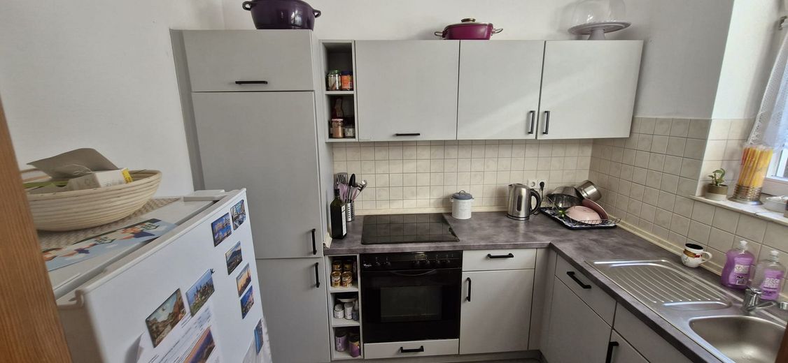 ruhige, helle 2-Raum Wohnung mit Parkettboden + Balkon + Küche – Küche