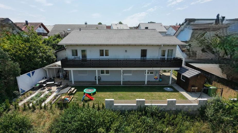 Modernisiertes Zweifamilienhaus mit 263 m² Wohnfläche, attraktiver Vermietungsperspektive – Hausansicht hinten