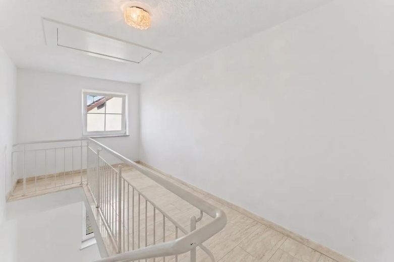 Renovierte 5-Zimmer-Dachgeschosswohnung mit Balkon, Garage und Effizienzklasse A+ – provisionsfrei – Treppenpodest (Sondernutzung)
