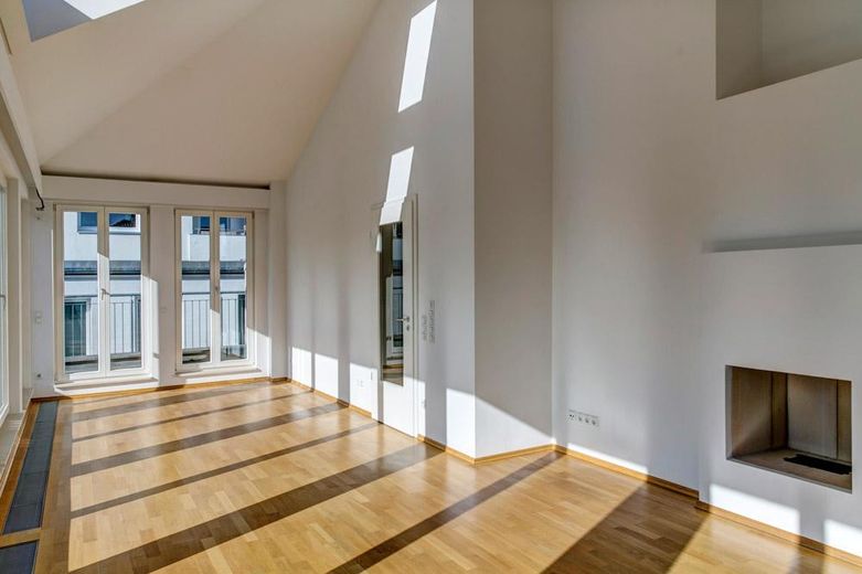 Lichtdurchflutete Penthouse-Wohnung mit Dachterrasse unweit der Münchener City – Wohnbereich mit offenem Kamin
