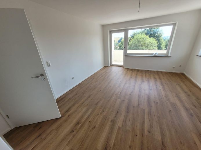Kernsaniert & bezugsfertig: Hier müssen Sie nur noch einziehen – Wohnzimmer
