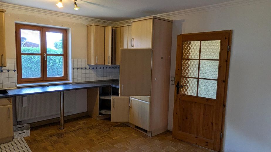 Affascinante casa indipendente in posizione tranquilla – vendita privata (senza agenzia) – Küche mit Fenster nach Osten