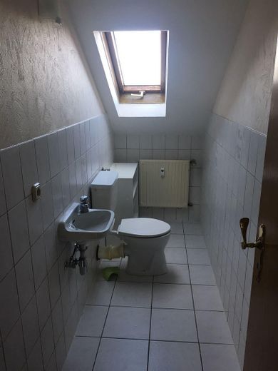 Großzügige 4-Zimmer-Dachgeschosswohnung mit 112 m² in ruhigem 4-Familienhaus in Sinntal – Foto 9