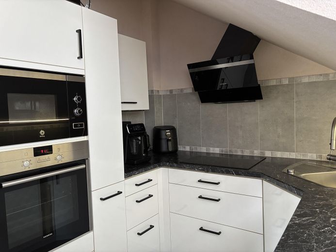 Hoogwaardig gemoderniseerd 3-kamerappartement op de bovenste verdieping met balkon, garage & parkeerplaats – Brinkmeier Einbauküche