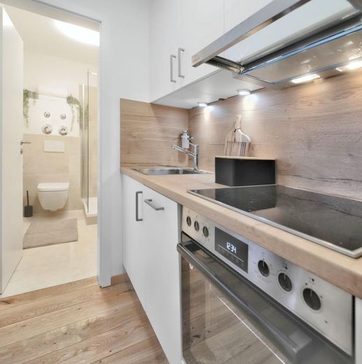 Wunderschöne Wohnung in Bestlage – Blick Küche Bad