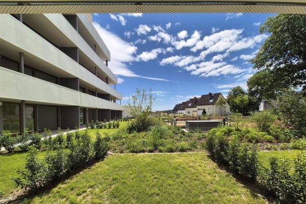 Luminoso appartamento con terrazza, giardino, piscina e sauna in una residenza per anziani in posizione privilegiata a Hofheim