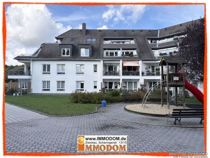 Zwickau-Weißenborn में शानदार छत वाली टैरेस सहित 2-कमरों वाला अटारी फ्लैट किराए के लिए! – फोटो 1