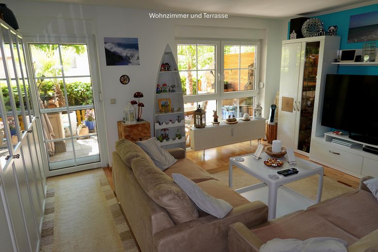 Wohnen mit Wohlfühlfaktor: 4,5 Zimmer Maisonette mit Terrasse, Balkon & Weinbergblick – Wohnzimmer und Terrasse