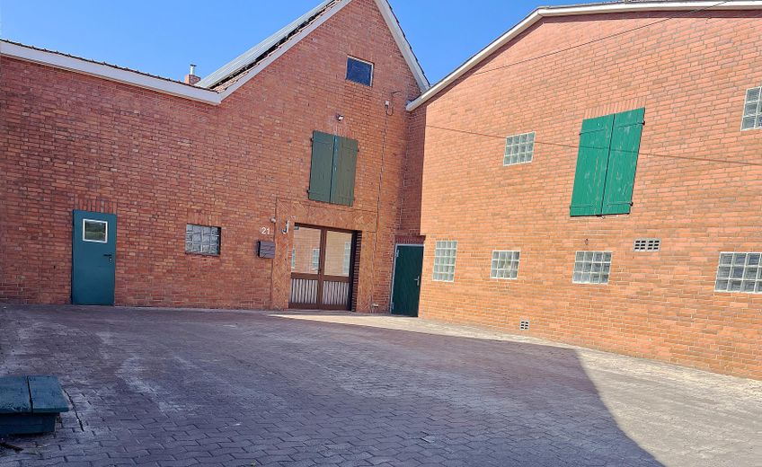 Casa de campo para artesanos y aficionados a los caballos: 2 viviendas, 670 m² de superficie útil – Innenhof mit Zugang Wohnhaus