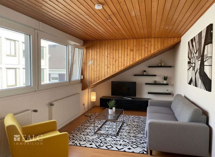 Wohn- und Geschäftshaus mit interessanter Gewerbefläche – DG - Wohnzimmer möblierte Variante