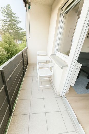 Appartamento ristrutturato con 2 locali, balcone e posto auto, arredamento opzionale – Balkon